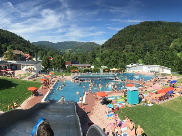 Blick �ber das Freibad in Sch�nau