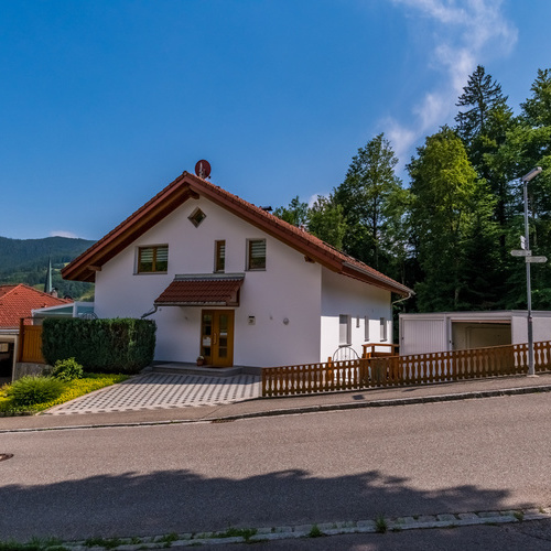 Ferienwohnung Familie Jaufmann - Sehr sch&ouml;n eingerichtete Ferienwohnung mit hohem Wohnkomfort in sonniger und ruhiger Lage am Waldrand.    Bezaubernde Landschaft, Wanderwege in unmittelbarer N&auml;he.