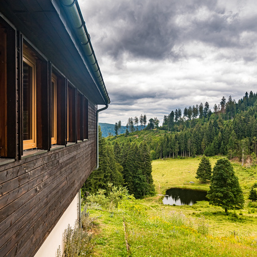 Blick von der H&uuml;tte zum Weiher - 
