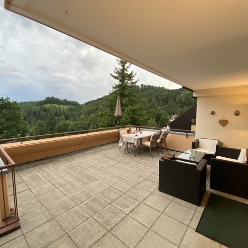 Blick auf den gro&szlig;en Balkon  - 