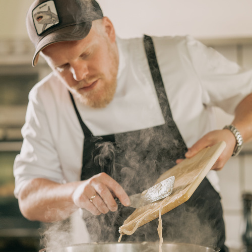 Junior-und K&uuml;chenchef Lorenz beim Sp&auml;tzle schaben - 