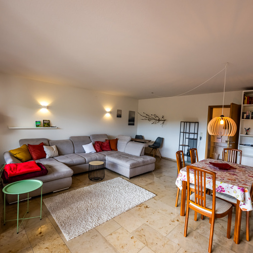 Wohnzimmer mit Sofaecke und Esstisch - Wohnzimmer mit Sofaecke und Esstisch -