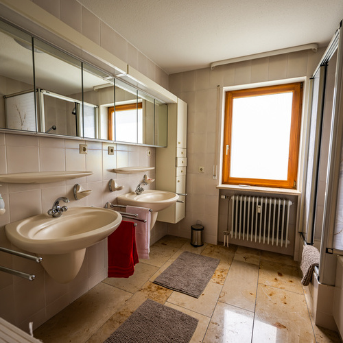 Das Badezimmer mit zwei Waschbecken und Dusche und Badewanne - Das Badezimmer mit zwei Waschbecken und Dusche und Badewanne -