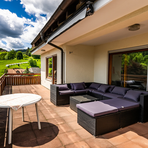 eine große Eck- Sitzlounge auf der Terrasse - eine große Eck- Sitzlounge auf der Terrasse -