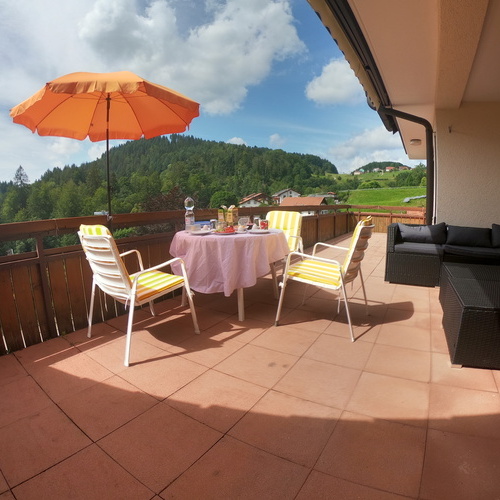 die große Terrasse mit Tisch und Stühlen sowie einer Sitzlounge - die große Terrasse mit Tisch und Stühlen sowie einer Sitzlounge -