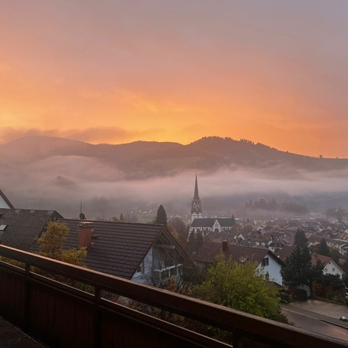 Blick von der Terrasse auf den orangefärbten Abendhimmel über Schönau - Blick von der Terrasse auf den orangefärbten Abendhimmel über Schönau -