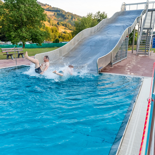 Im Freibad befindet sich eine Wellenrutsche. - Im Freibad befindet sich eine Wellenrutsche. -